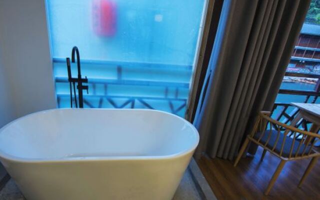 Zuimei Fenghuang Boutique Riverside Guesthouse