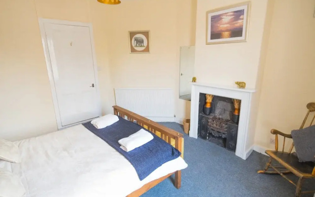 Three Bedroom Apartment Next To Pub