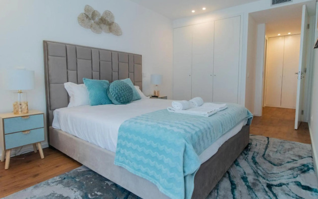 Stunning Apartment w/ Free Parking by LovelyStay