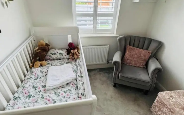 High END Spacious 4 Bed House - Free Parking