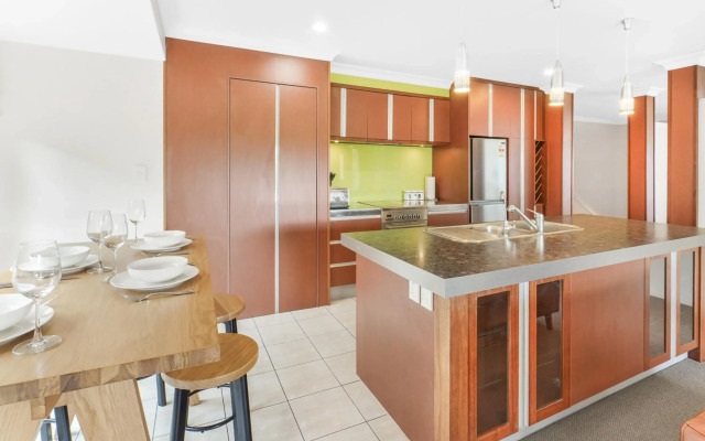 Lake Retreat - Hamilton Holiday Home