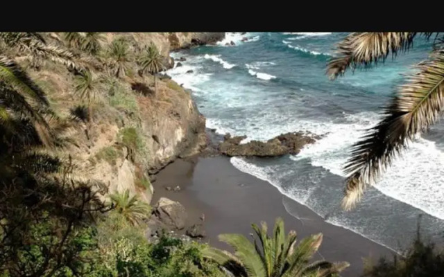 Villa in protected space in front of the sea