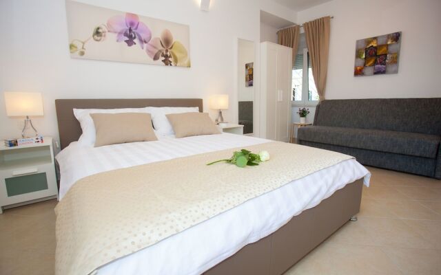 Summer Lounge Apartments
