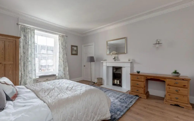 JOIVY Glamorous 3-Bed Flat Near City Centre