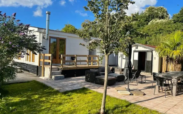 Idyllic Holiday Home in Ooltgensplaat on the Water