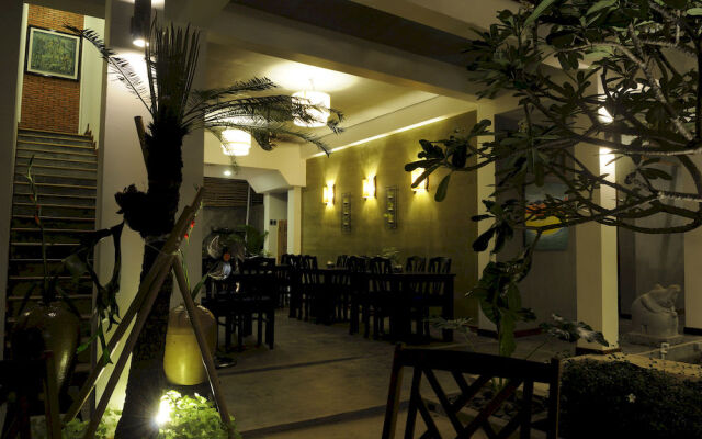 Frangipani Villa Fine Arts