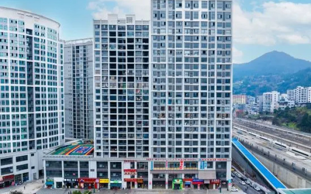 Yinfeng Hotel (Tongren High-speed Railway Station)