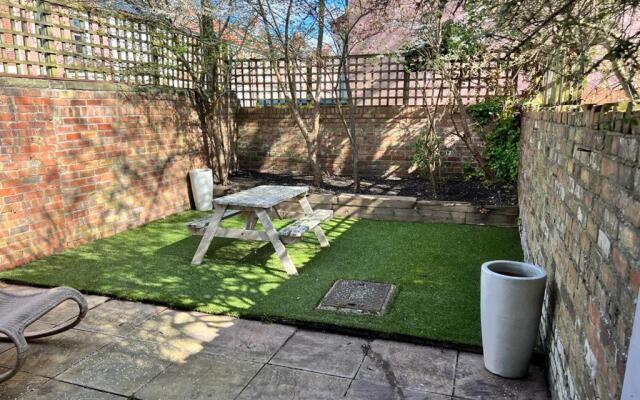 Spacious 3 bedroom house close to city centre