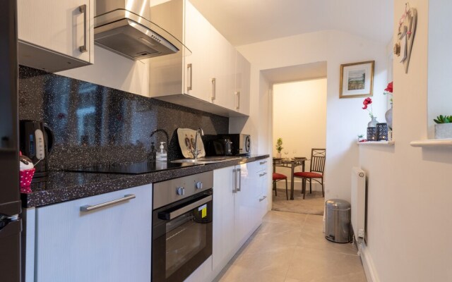 The Mews, With Free Private Parking, Windermere