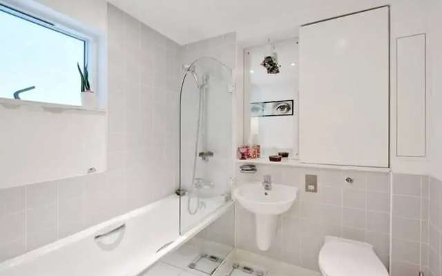 1 Bedroom Apartment With Balcony in Haggerston