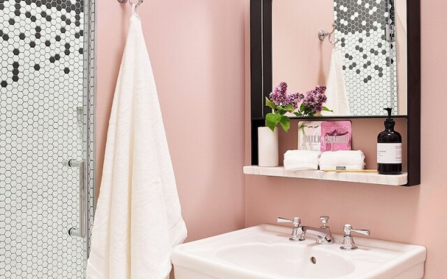 The Neighborhood Hotel - Lincoln Park