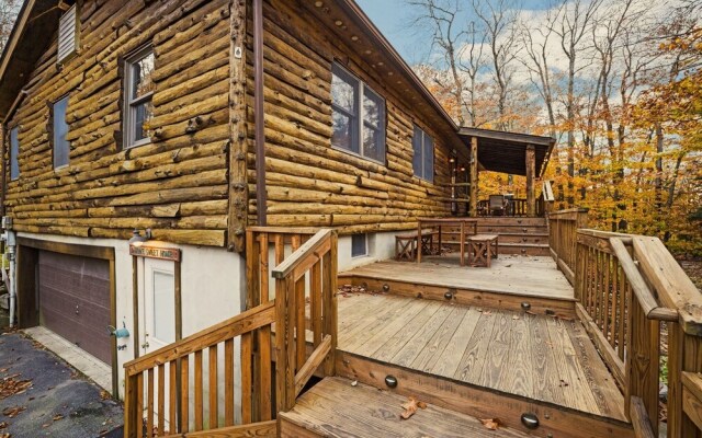 Authentic Log House With Modern Finishes - Game Room & Hot Tub - Pocono Mountains 4 Bedroom Residence by Redawning