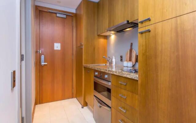 Stylish Central City Apartment with  Pool and Gym