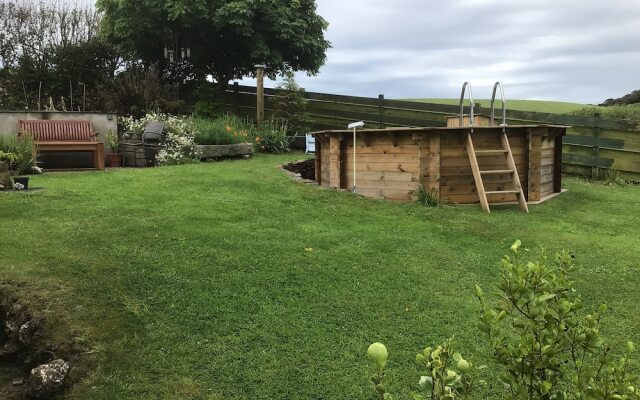 Cozy Camborne Studio Retreat With two Single Beds