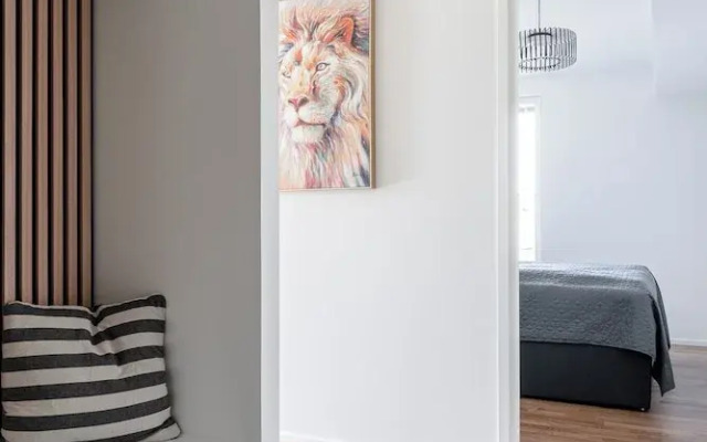 Luxurious 1BR Penthouse with Balcony