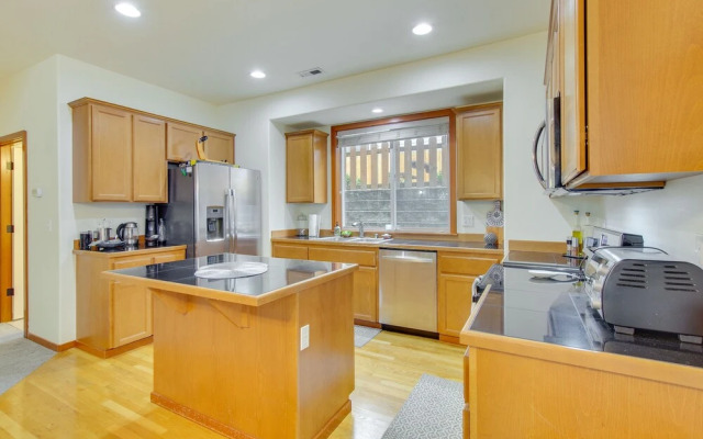 Wfh-friendly Townhome Rental Near Ferry in Everett
