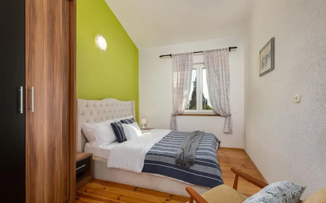 Nice Home in Pinezici With Wifi and 4 Bedrooms