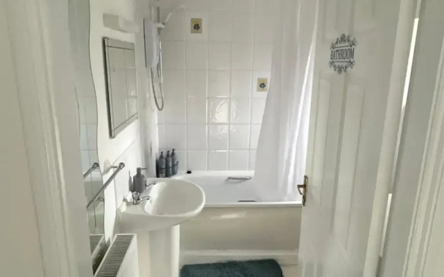 Cosy 3-bed Retreat - Garden, Parking & Bbq