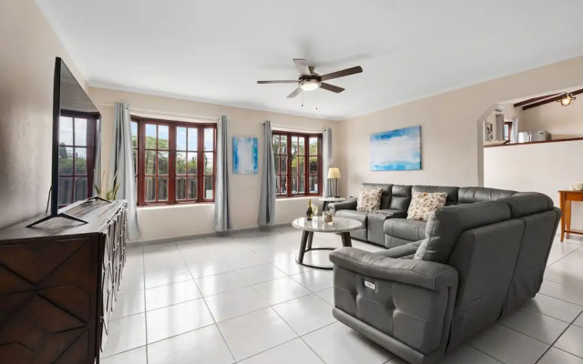 Sleeps 12 Spacious Private Pool Great Location