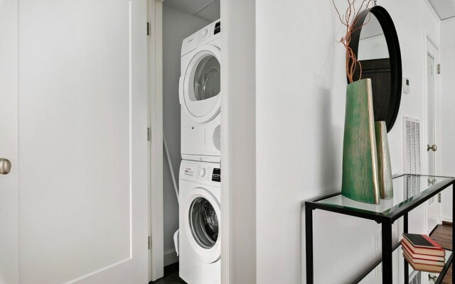 Luxury Contemporary Apartment With Peloton Bike