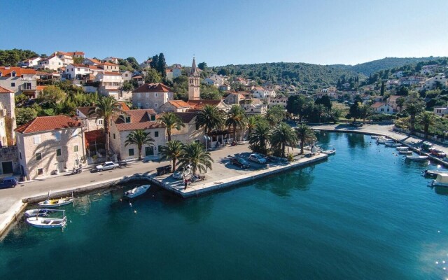 Amazing Apartment in Splitska With 2 Bedrooms and Wifi