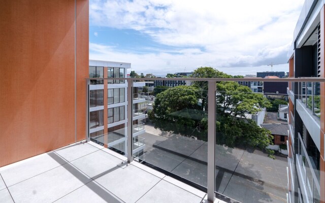 Epsom Central Brand New Apartment