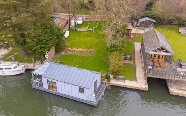 Ondine Houseboat on the Thames - From 160 Per Night