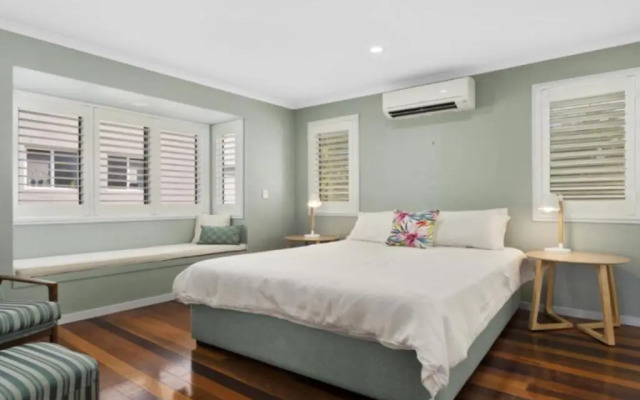 Woorim Beach House with Water Views