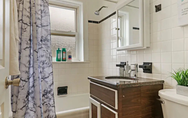 Chic 2BR Near Irving Park - Cullom D3