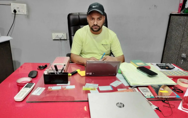 Oyo 92004 Rajeev Pg Guest House