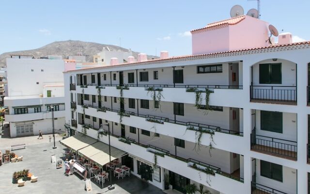 The Midpoint Apartment, Coastal Life Between the Two Beaches