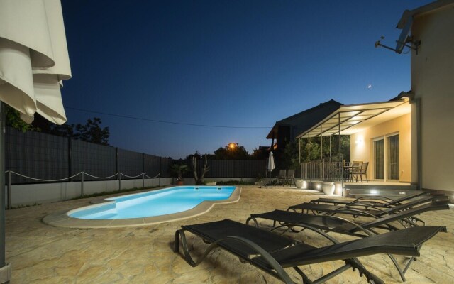 Amazing Home in Kastel Stafilic With Wifi and 3 Bedrooms