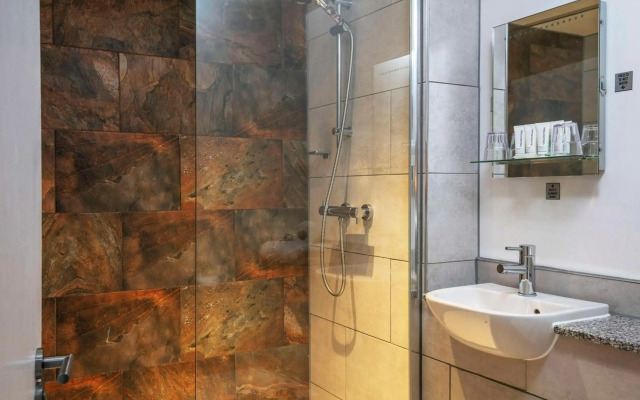Cresta Court Hotel