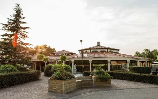 Luxurious Villa With six Bedrooms, in Green Surroundings
