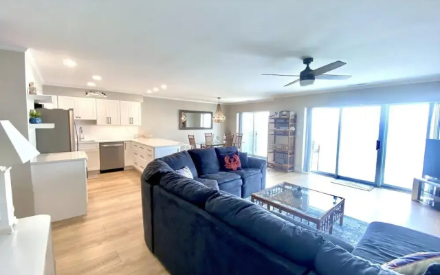 Harbour Island 402l 2 Bedroom Home by RedAwning