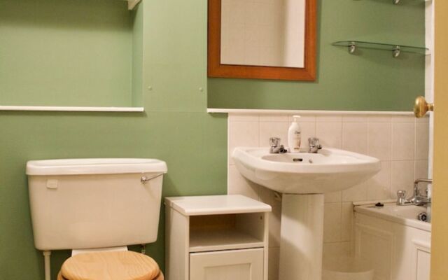 2 Bedroom Abbeyhill Apartment