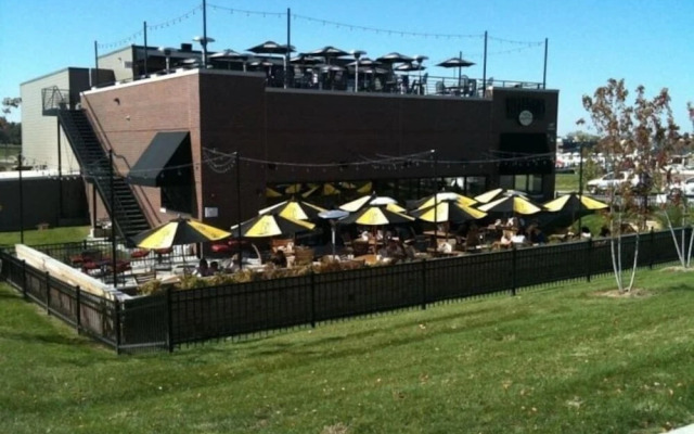 Onsite Gym Pool Fast Wifi More