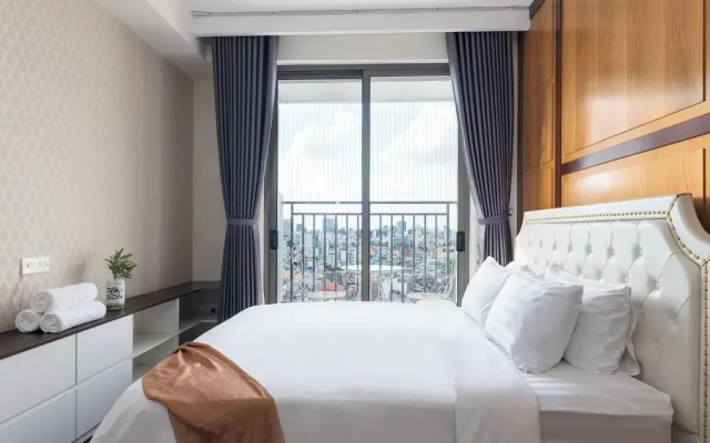 RIVERGATE apartment infinity pool & Gym
