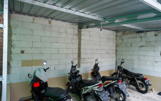 RedDoorz near Patung Kuda Solo Baru