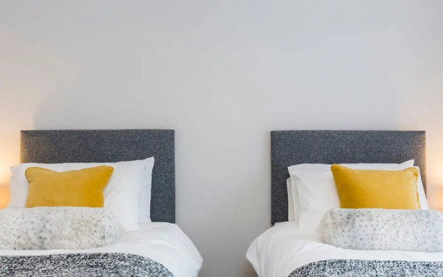 Stylish new Home With Parking - King Beds Garden