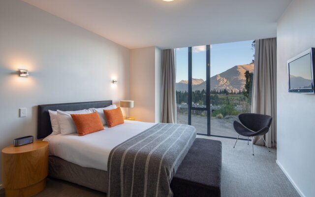 Panorama Terrace Apartments, Element Escapes