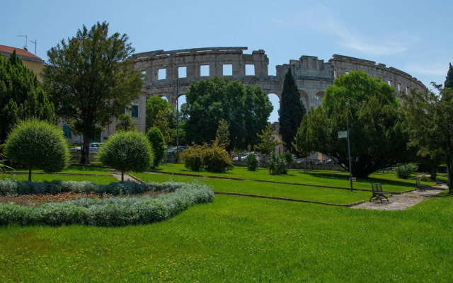 LUX 3 Bedroom Suite with FREE Private Parking