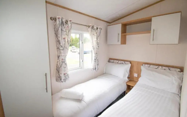 Yorkshire Lodge with Hot Tub