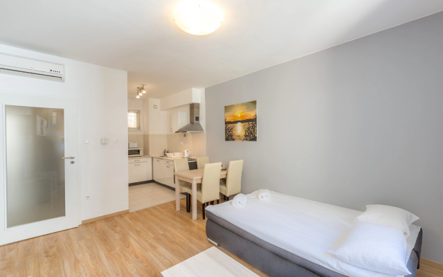 Corvin Plaza Apartments & Suites
