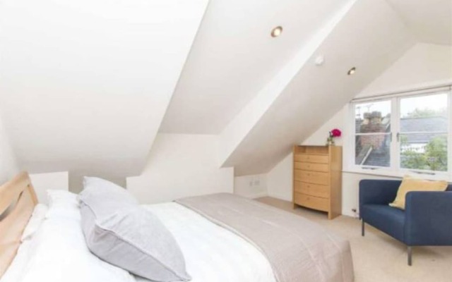 Modern 2 Double Bedroom Flat Near Gloucester Road