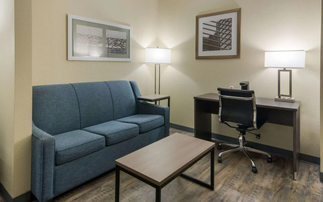 Quality Inn & Suites Roanoke - Fort Worth North