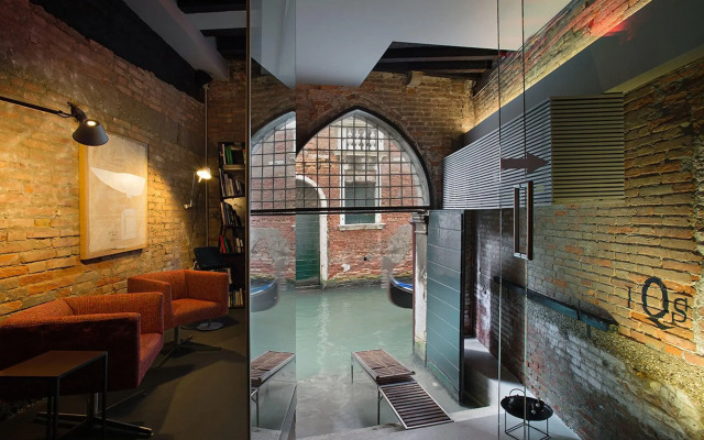 Charming House iQs