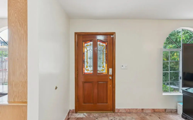 Russell House Near Hollywood & Griffith Park 3 Bedroom Home