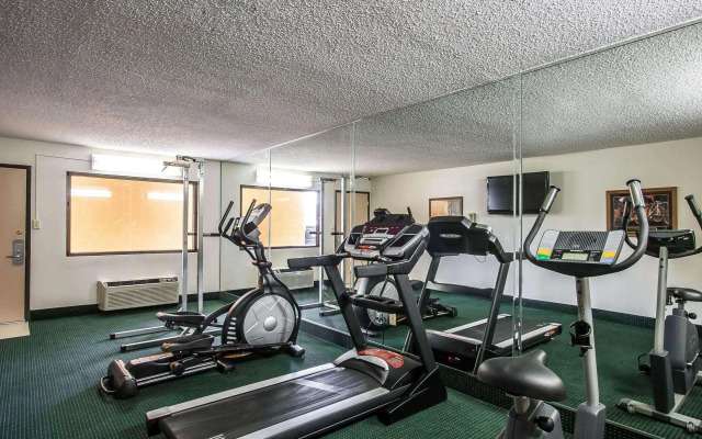 Econo Lodge Inn & Suites