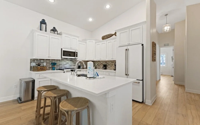 Splash Of Lime 3 Bedroom Home by RedAwning